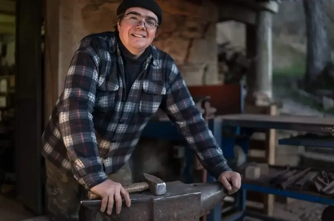 Alberto Alunni all'incudine nel suo laboratorio
